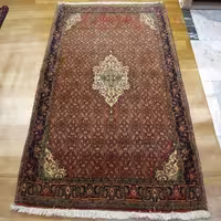 فرش دستباف بیجار طرح لچک و ترنج سایز ذرع و نیم رنگ زمینه لاکی حاشیه سرمه‌ای کد 39103