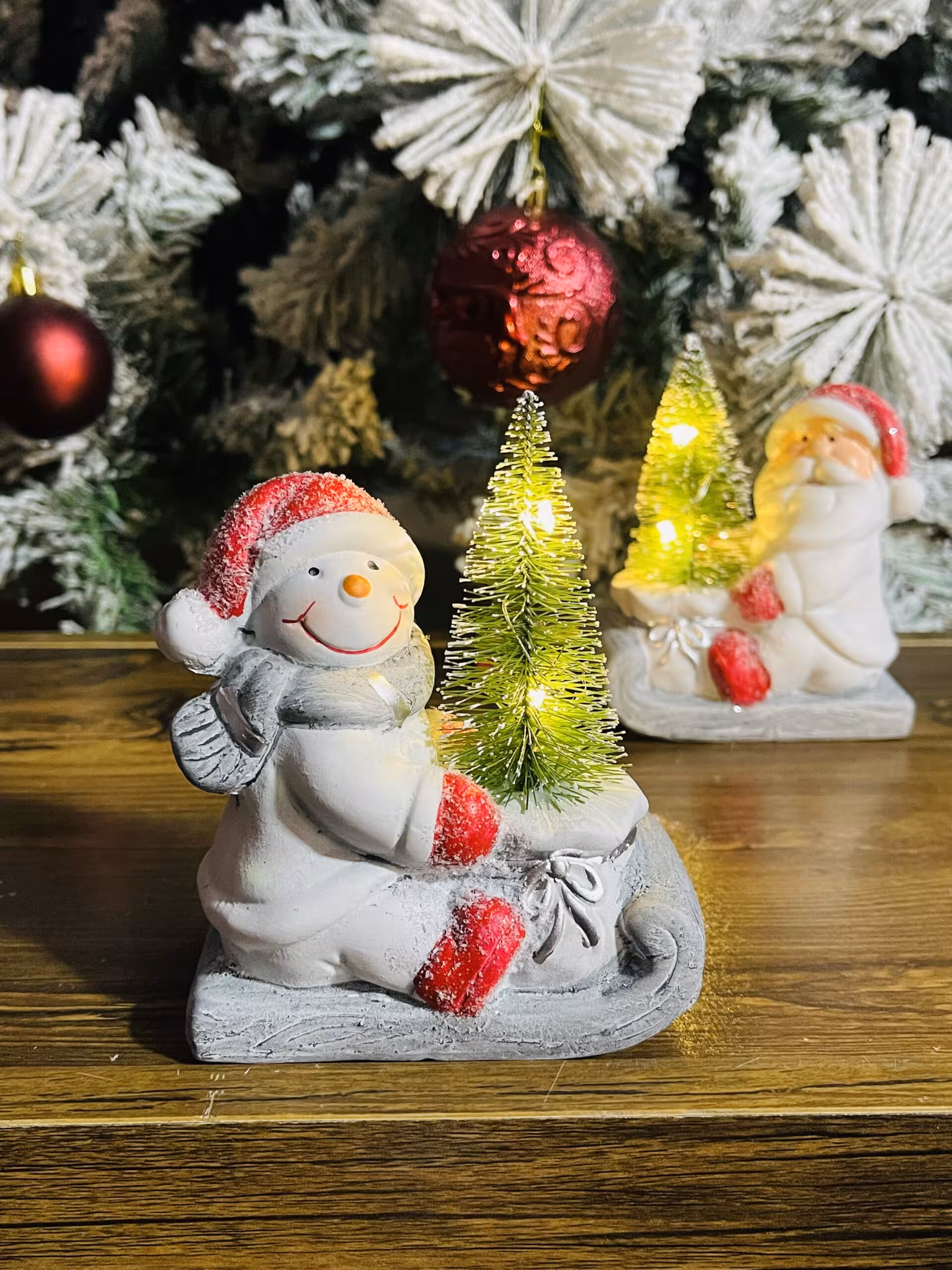 دکوری چراغدار آدم برفی سوار بر سورتمه کاج سبز 15039 Copy