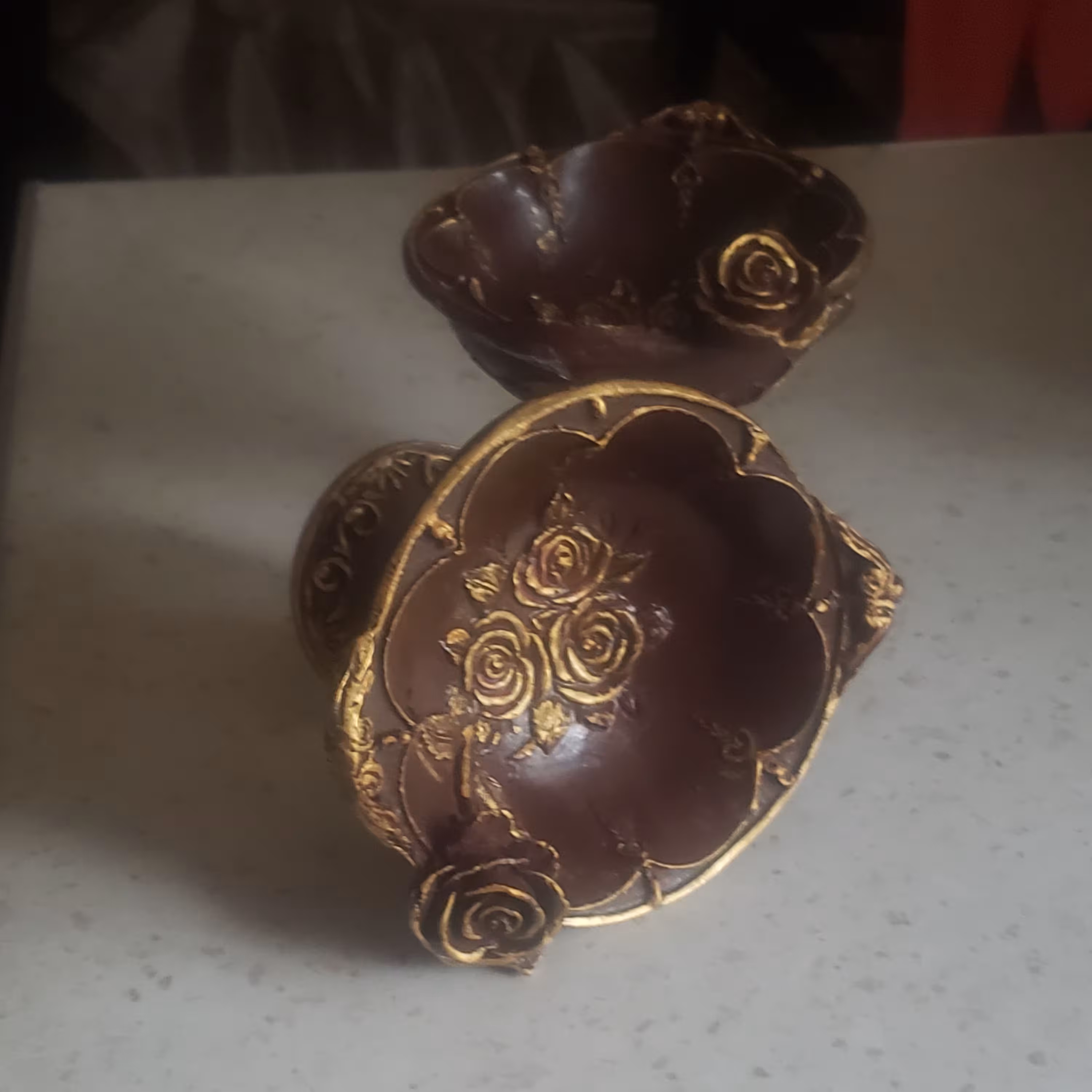 یک شکلات خوری قهوه ای پایه دار گل برجسته