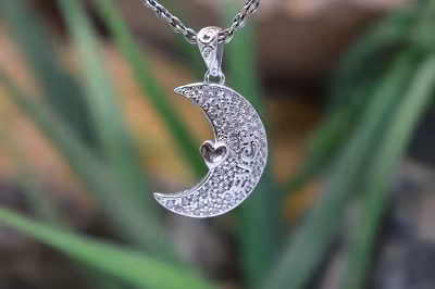 مدال گردن اویز نقره  زنانه با طرح ماه و قلب