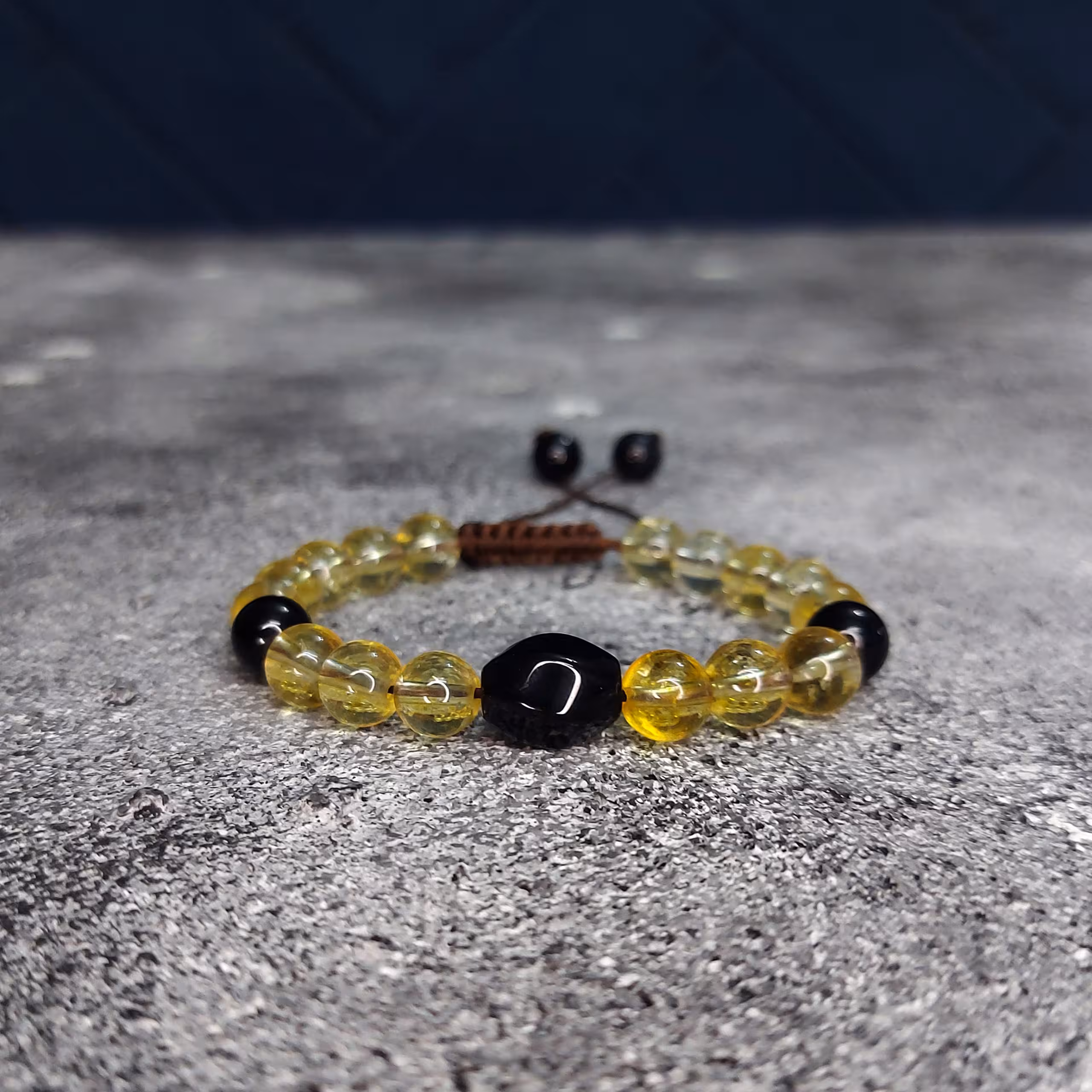 دستبند سنگ سیترین و عقیق سیاه کد 310083