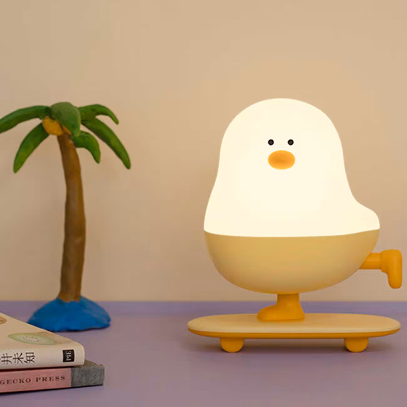 چراغ خواب فانتزی رومیزی شارژی طرح جوجه اسکیت‌سوار L63