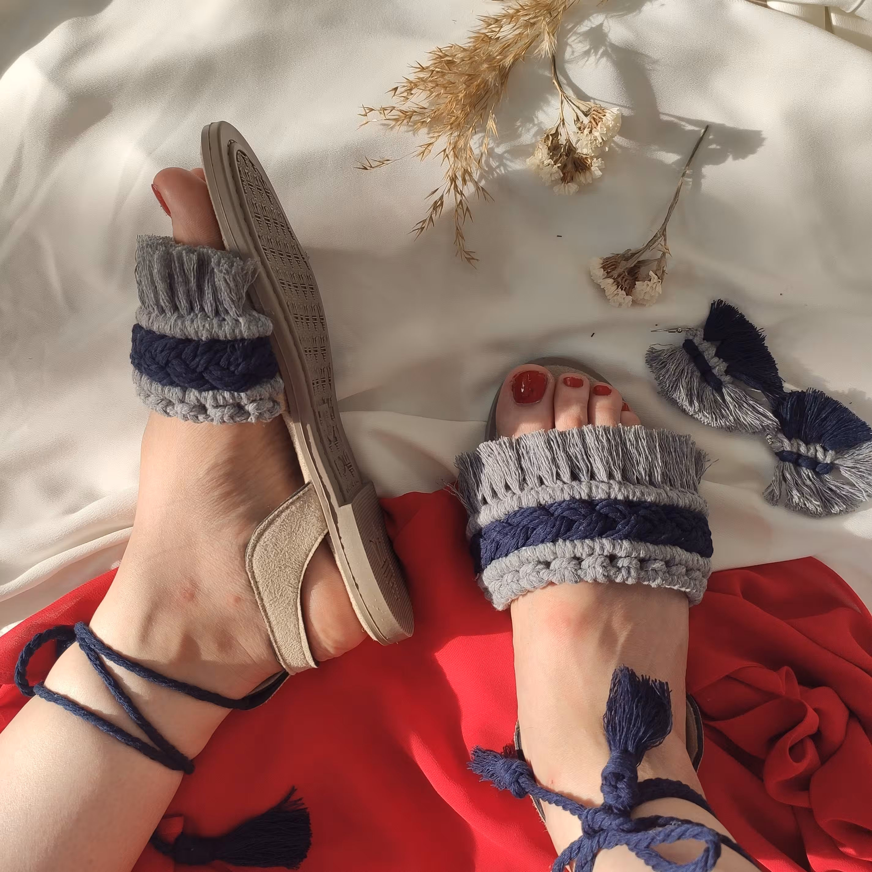 صندل مکرومه تخت،بند دار ، حنس سوییت ،مدل گیس بافت، دارای سایز و رنگبندی