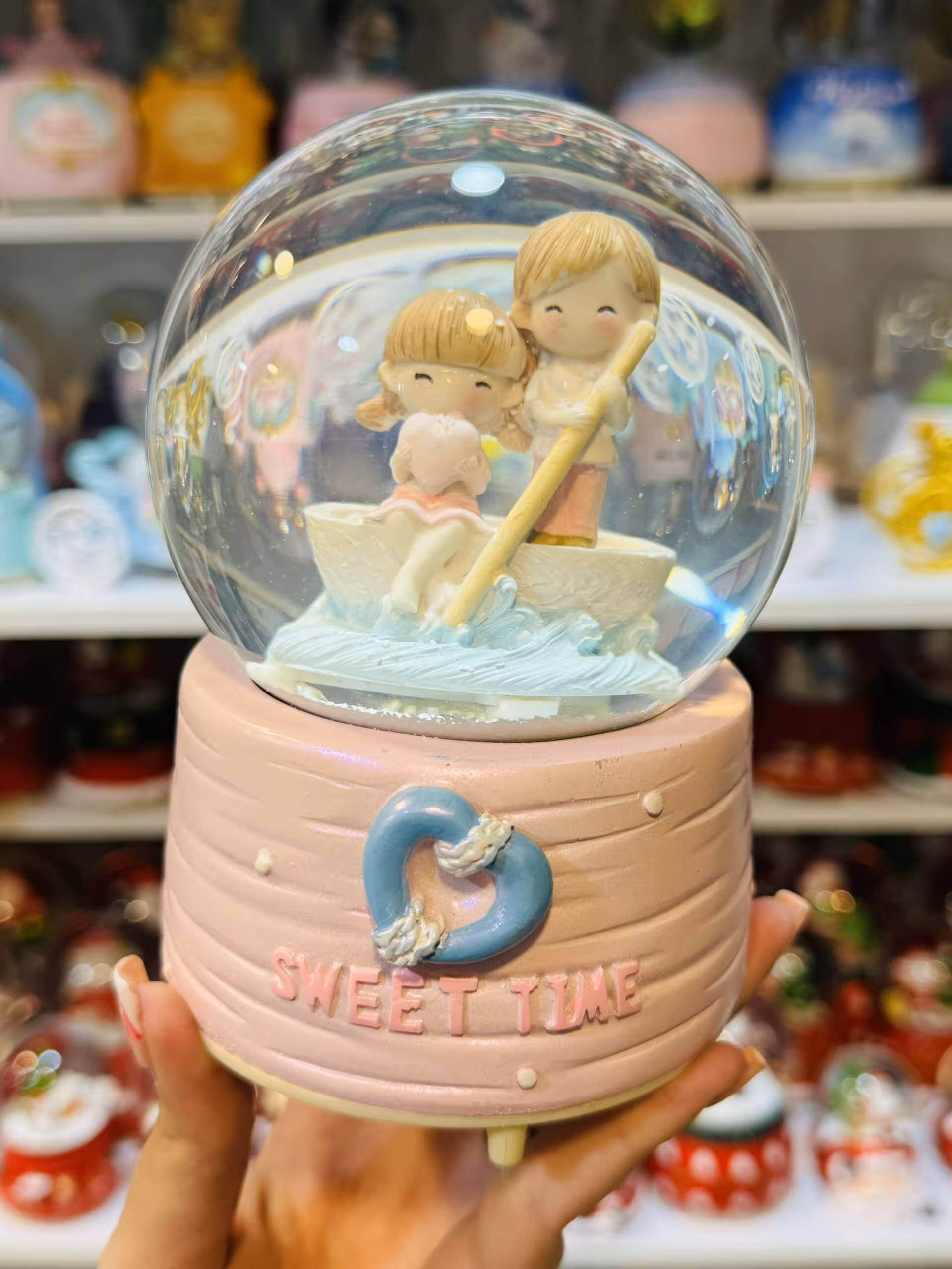 گوی موزیکال عاشقانه دختر و پسر در قایق