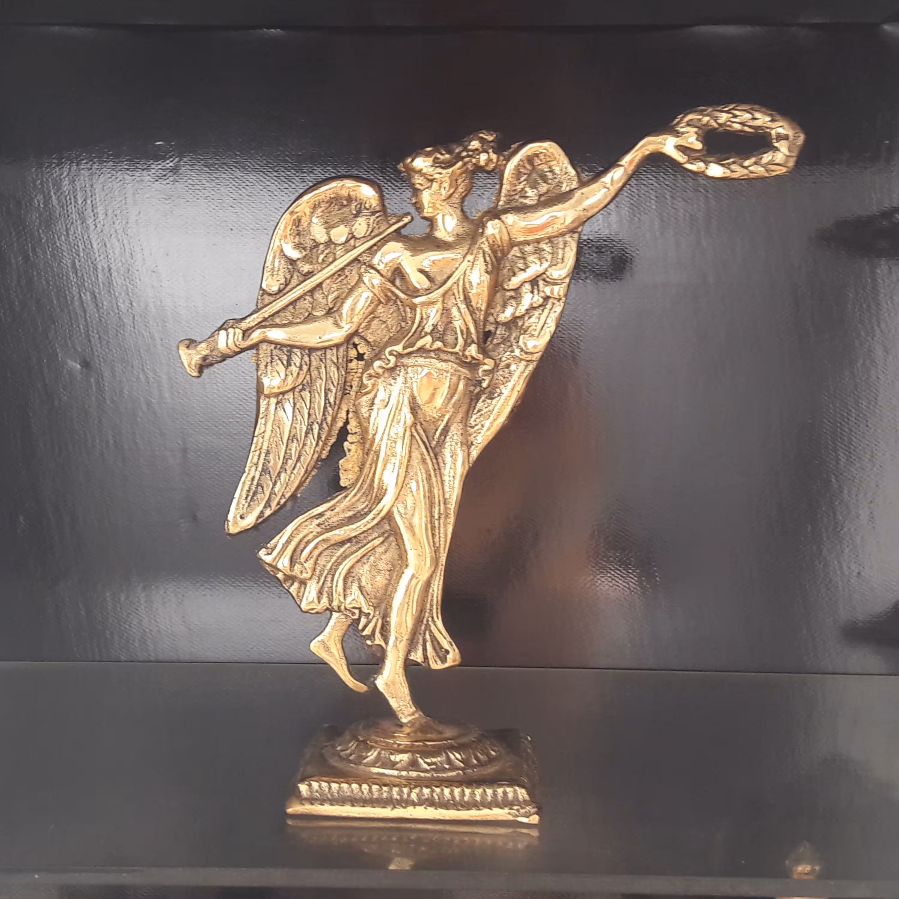 نوازنده برنز شیپور و دایره زنگی