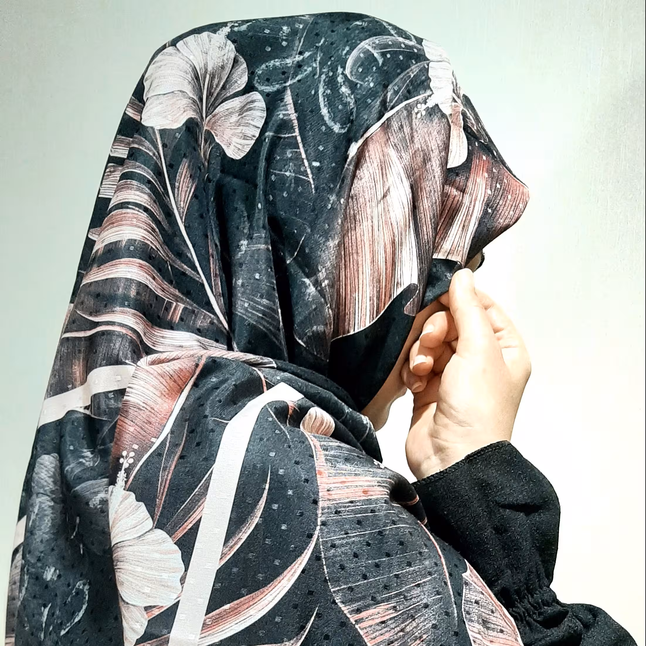 روسری نخی نگینی چهار فصل با ایستایی عالی روی سر