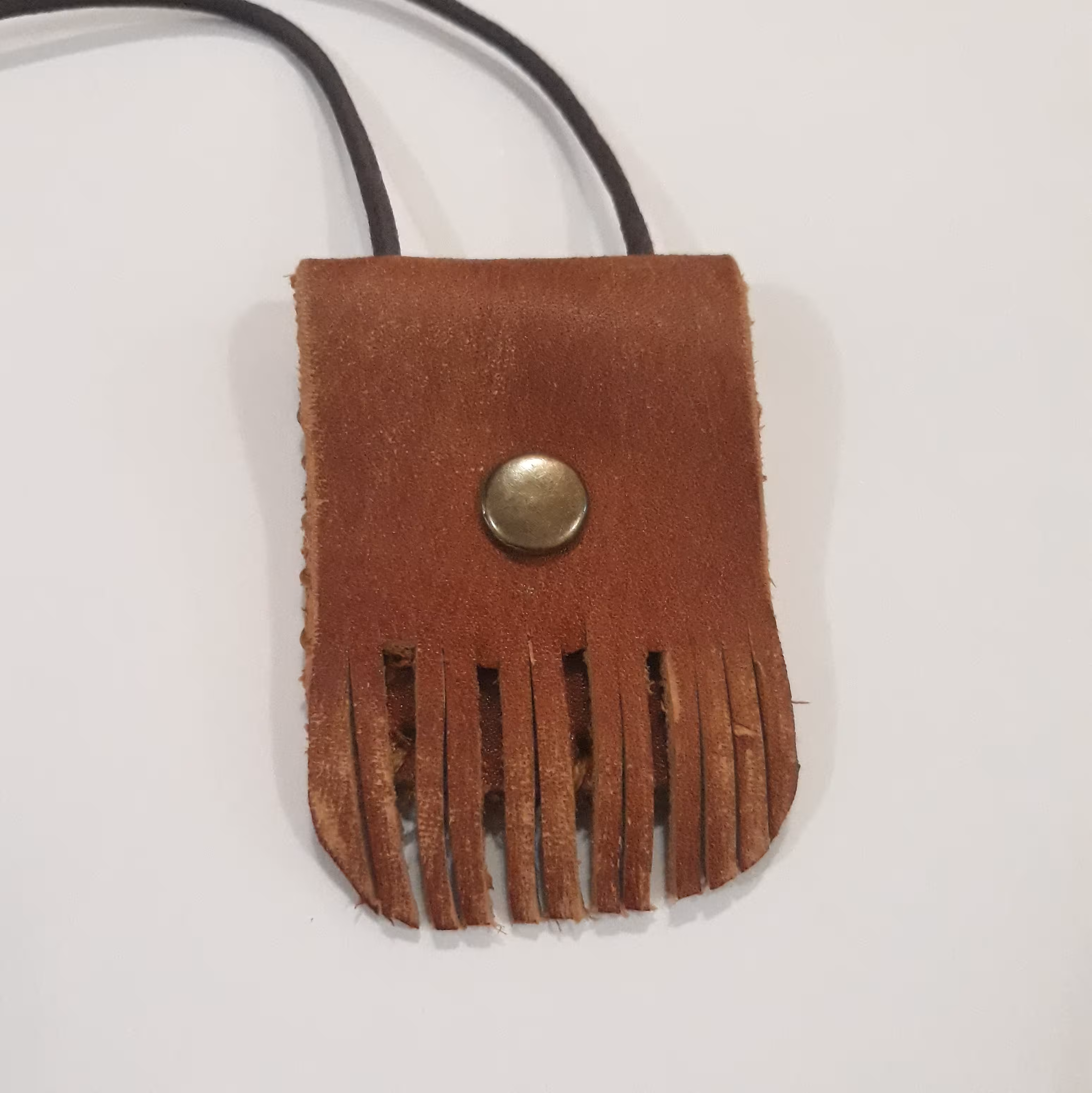 گردنبد چرمی طرح سرخ پوستی به همراه دعای چاپی  نادعلی - صنایع دستی