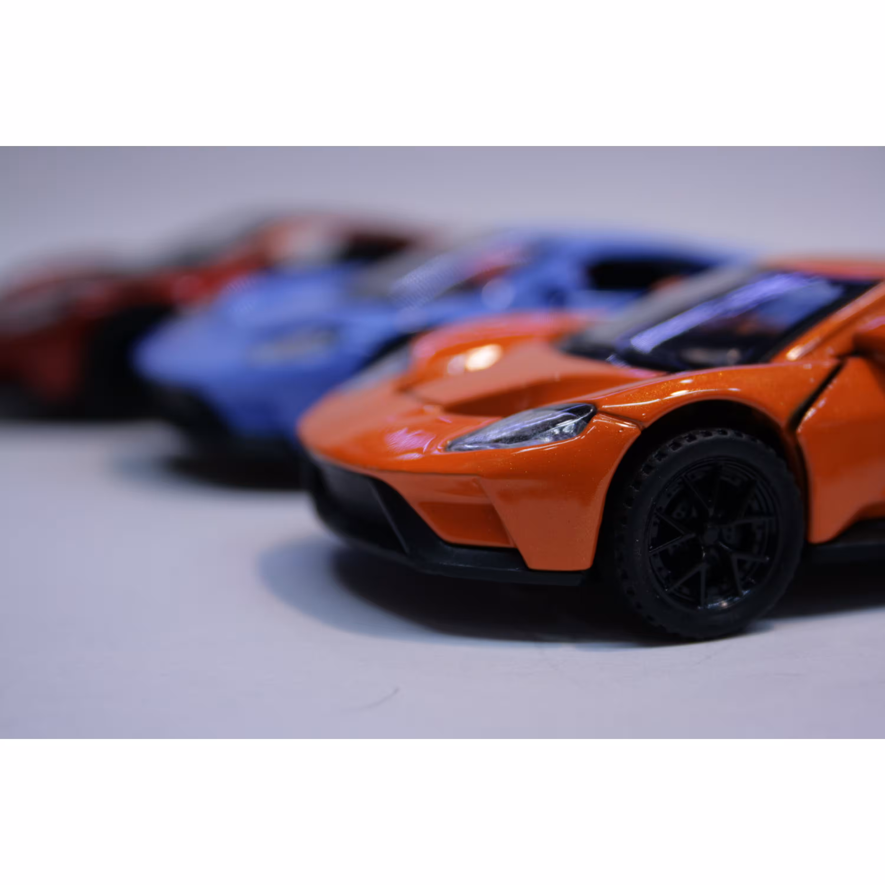ماکت ماشین فلزی فورد جی تی Ford Motor Company  gt موجود در رنگ نارنجی ابی قرمز 