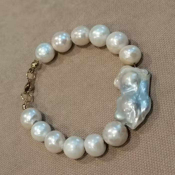 دستبند مروارید پرورشی سایز 9 همراه با مروارید پرورشی باروک mv8