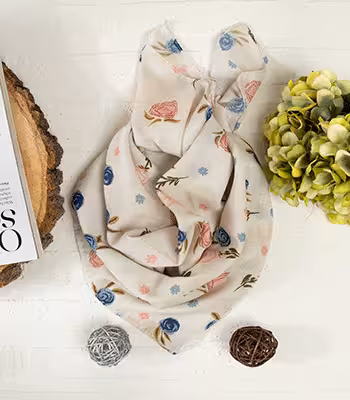 روسری سایز 90 شیری با گل های رز ریز صورتی و آبی کد SC99