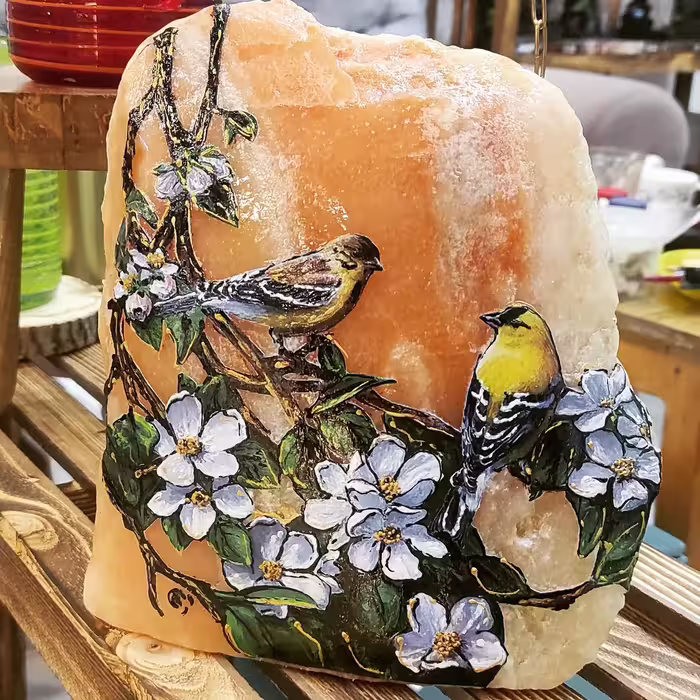 سنگ نمک  چراغدار با طرح گل و پرنده 
