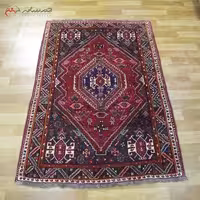 فرش دستبافت شیراز کد 39243 طرح لچک و ترنج حاشیه سرمه‌ای