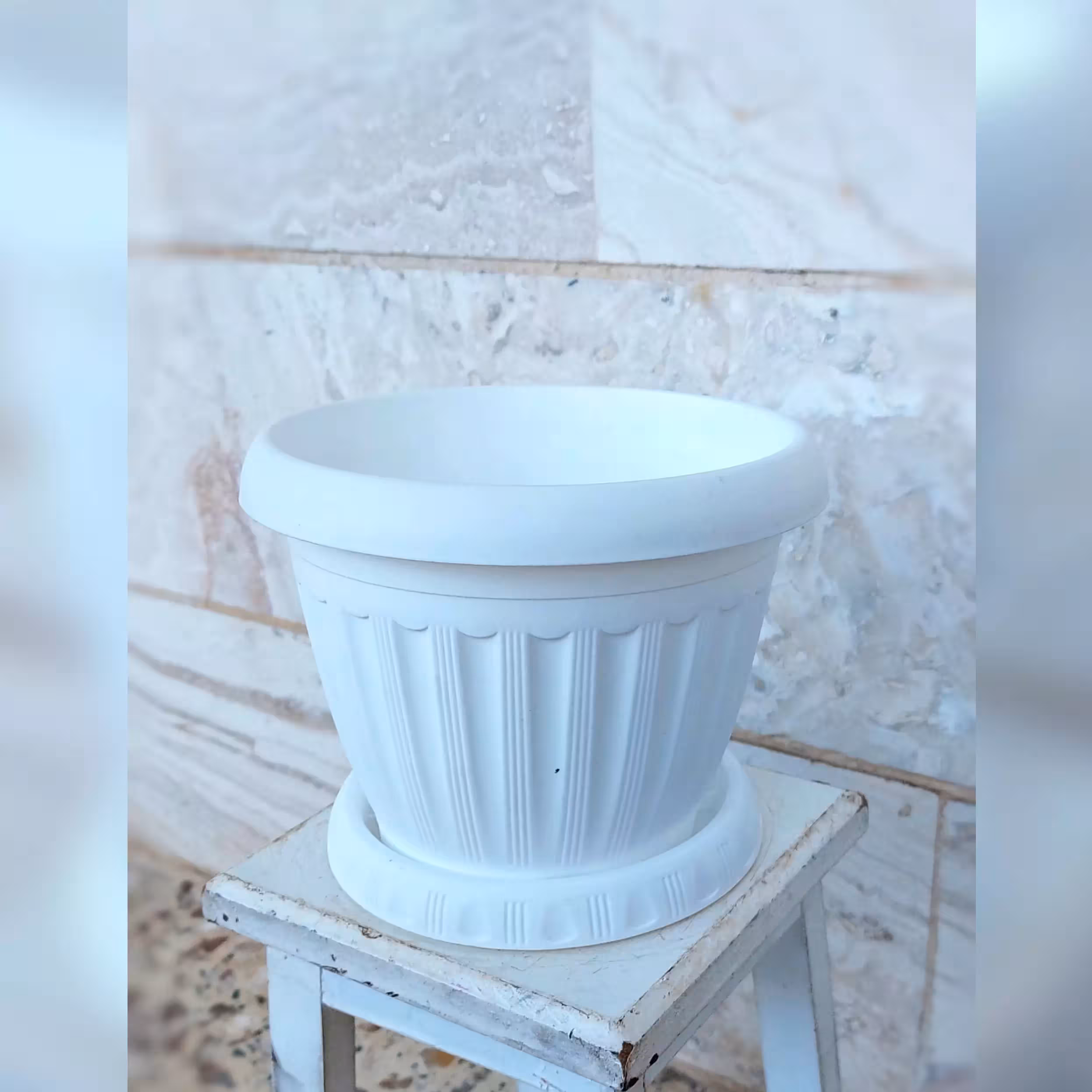 گلدان پلاستیکی  قطر دهانه 15 و ارتفاع 12 رنگ سفید مات درجه یک به همراه زیر گلدانی و سوراخ زهکش در گلدان