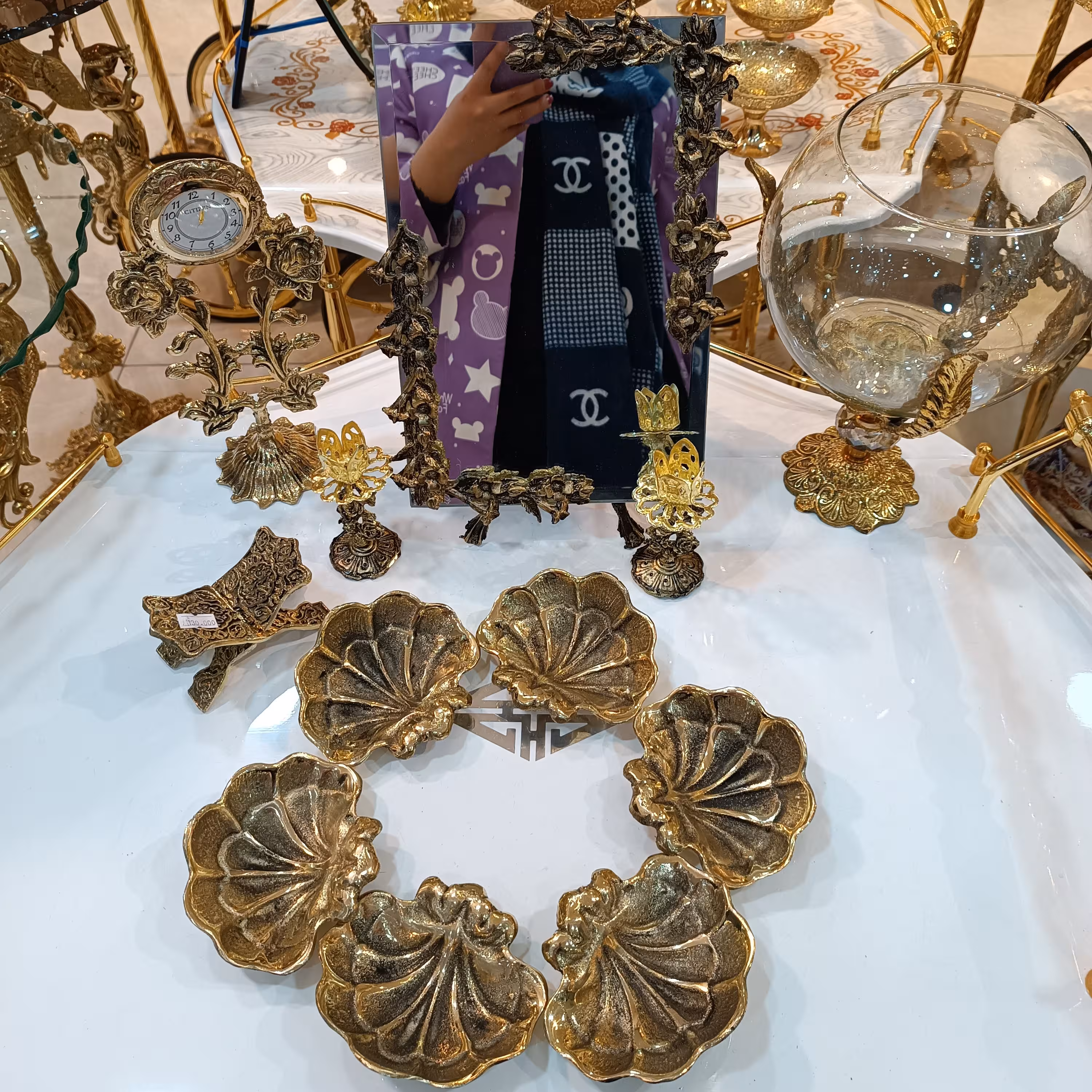 ست هفت سین برنجی (برنز) طرح صدف شامل :( تنگ ماهی در دو سایز بزرگ و کوچک، رحل قران، آینه بیضی مدل آینه قابل تغییر است) 