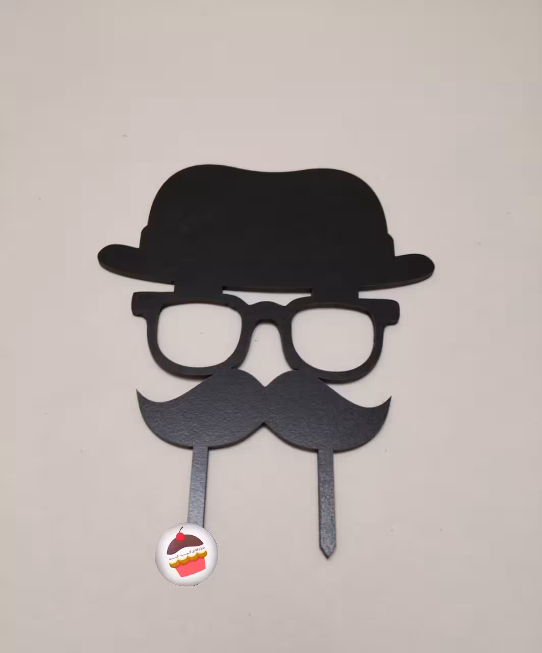 تاپر روی کیک مدل سیبیل و عینک