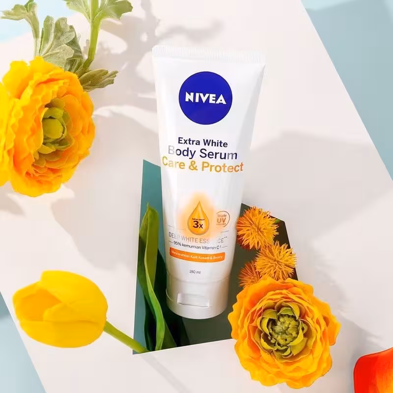 آبرسان وسفید کننده نیوآ دارای فیلتر محافظت در برابر UVA وUVB و حاوی 95 درصد ویتامین سی خالص 