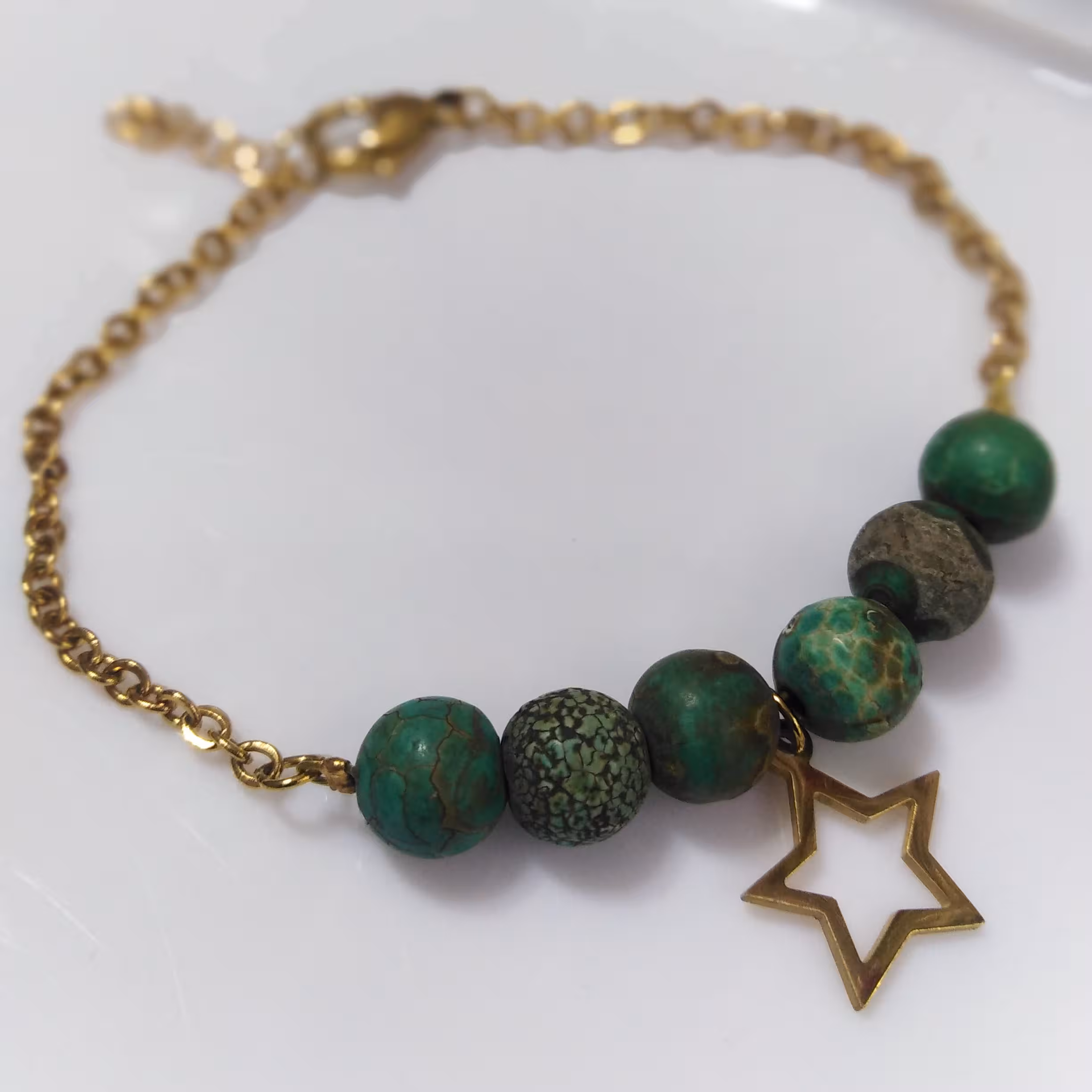 دستبند مالاکیت، ترکیبی ازسنگ زیباوپرخاصیت مالاکیت ومتریال کاملا رنگ ثابت واستیل بوده که باکیفیت بالایی ساخته شده است