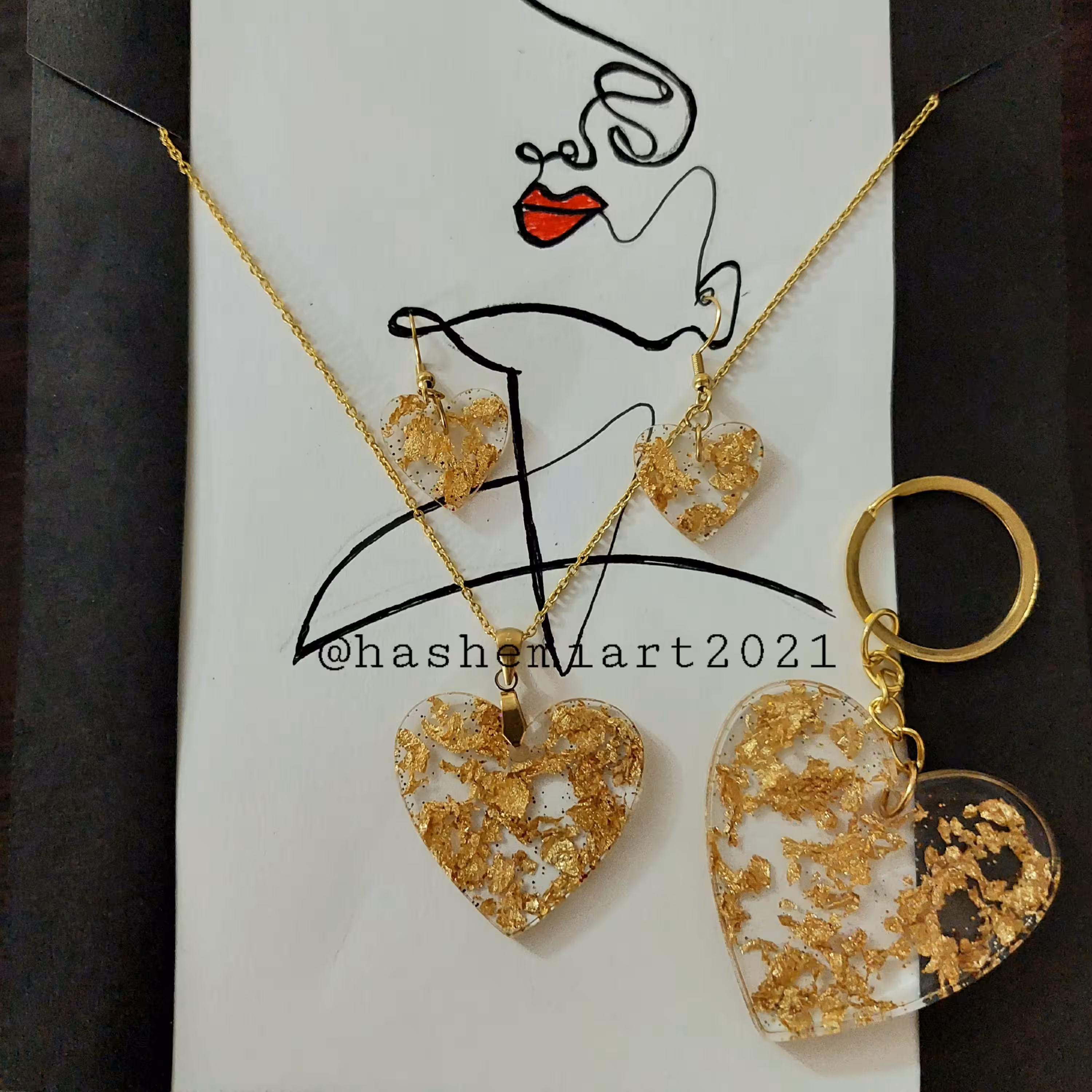 نیم ست رزینی قلب به همراه جا کلیدی کار شده با ورق طلا