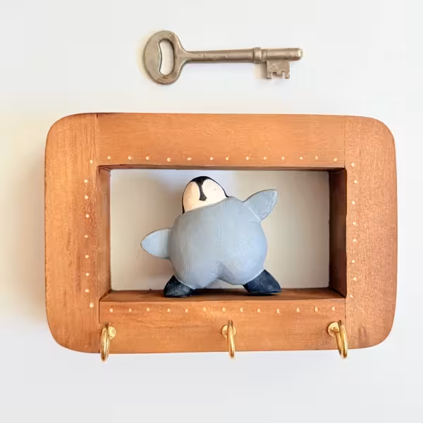 جاکلیدی تک مجسمه بچه پنگوئن زندانی