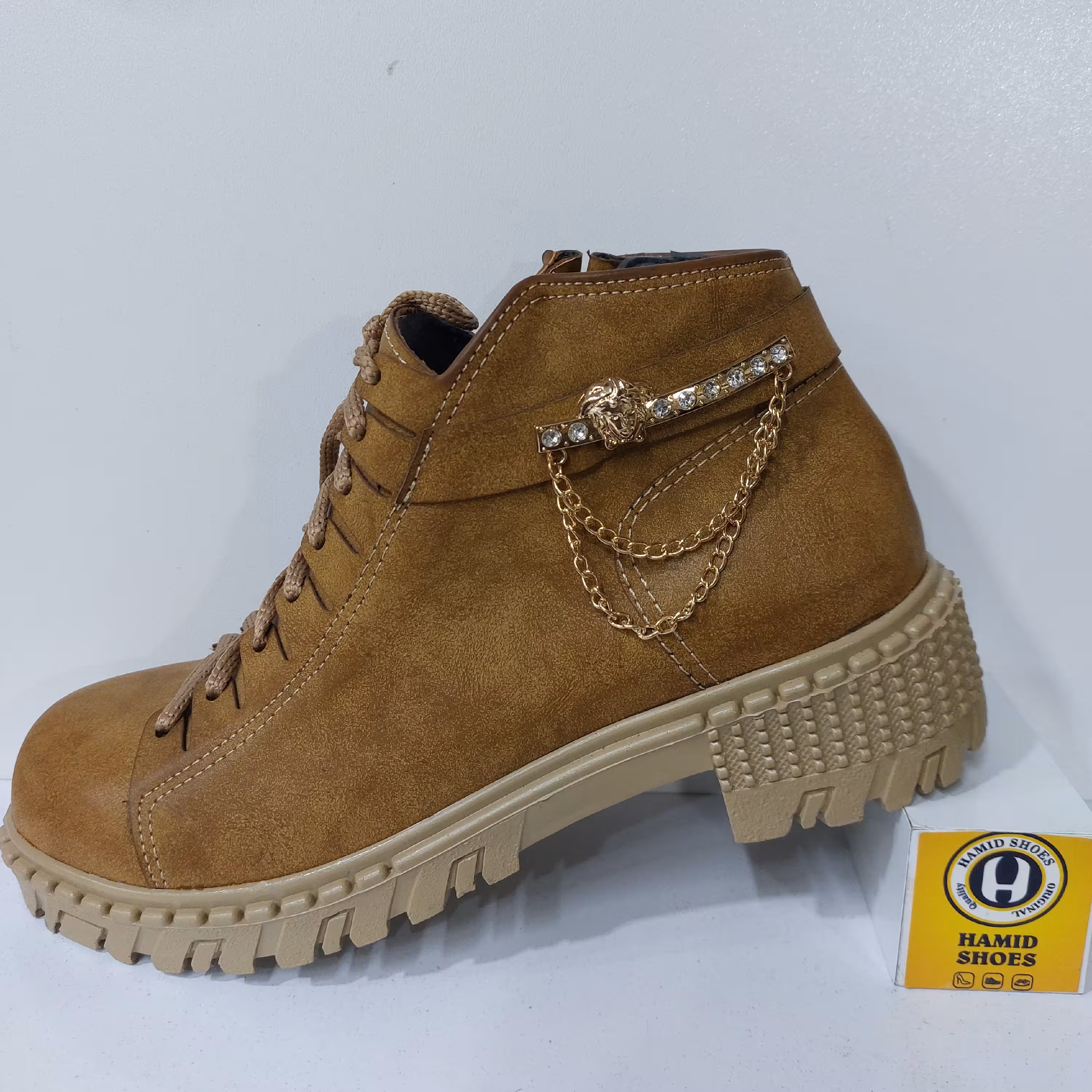 نیم ساق بوت زنجیر  دارای دو رنگ مشکی و عسلی  و سایز بندی 37 تا 40