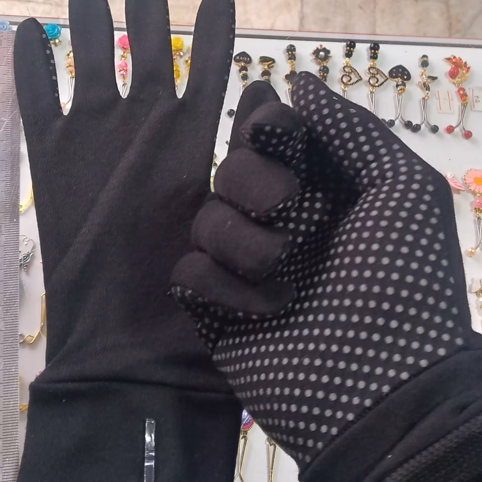 دستکش رانندگی نخی استپ دار که باعث عدم لیز خوردن فرمان میشه