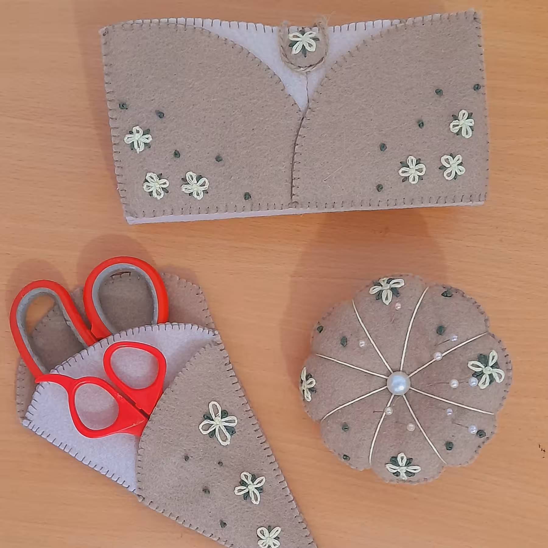 ست لوازم خیاطی(کیف لوازم،توپک سوزن،کاور قیچی)گلدوزی شده محکم وبادوام 