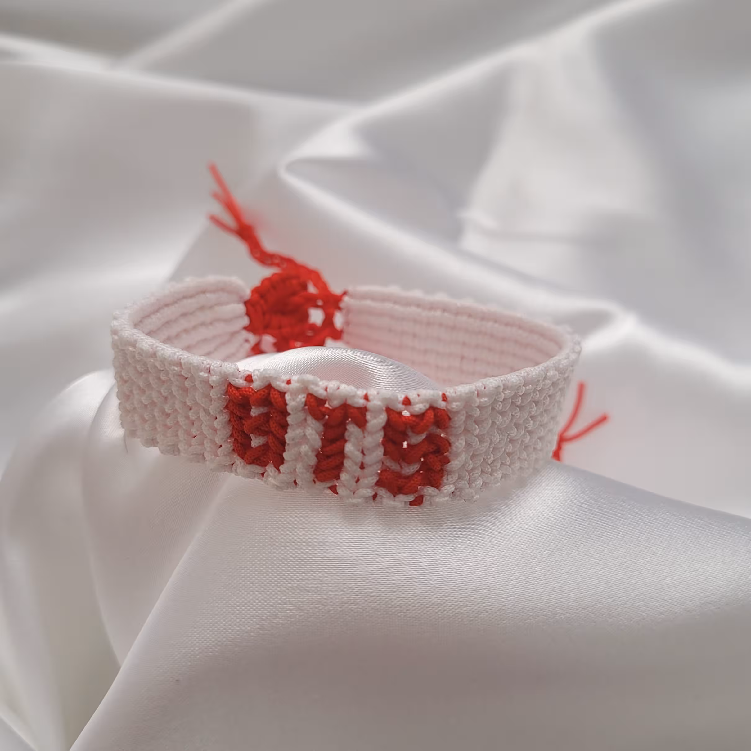 دستبند بافت آرمی 
رنگ قرمز و سفید

مناسب هر سایز دست 
قابل شست و شو