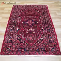 فرش دستبافت لیلیان با نقشه قدیمی کد 40031 طرح لچک و ترنج، زمینه لاکی و حاشیه ی سرمه ای