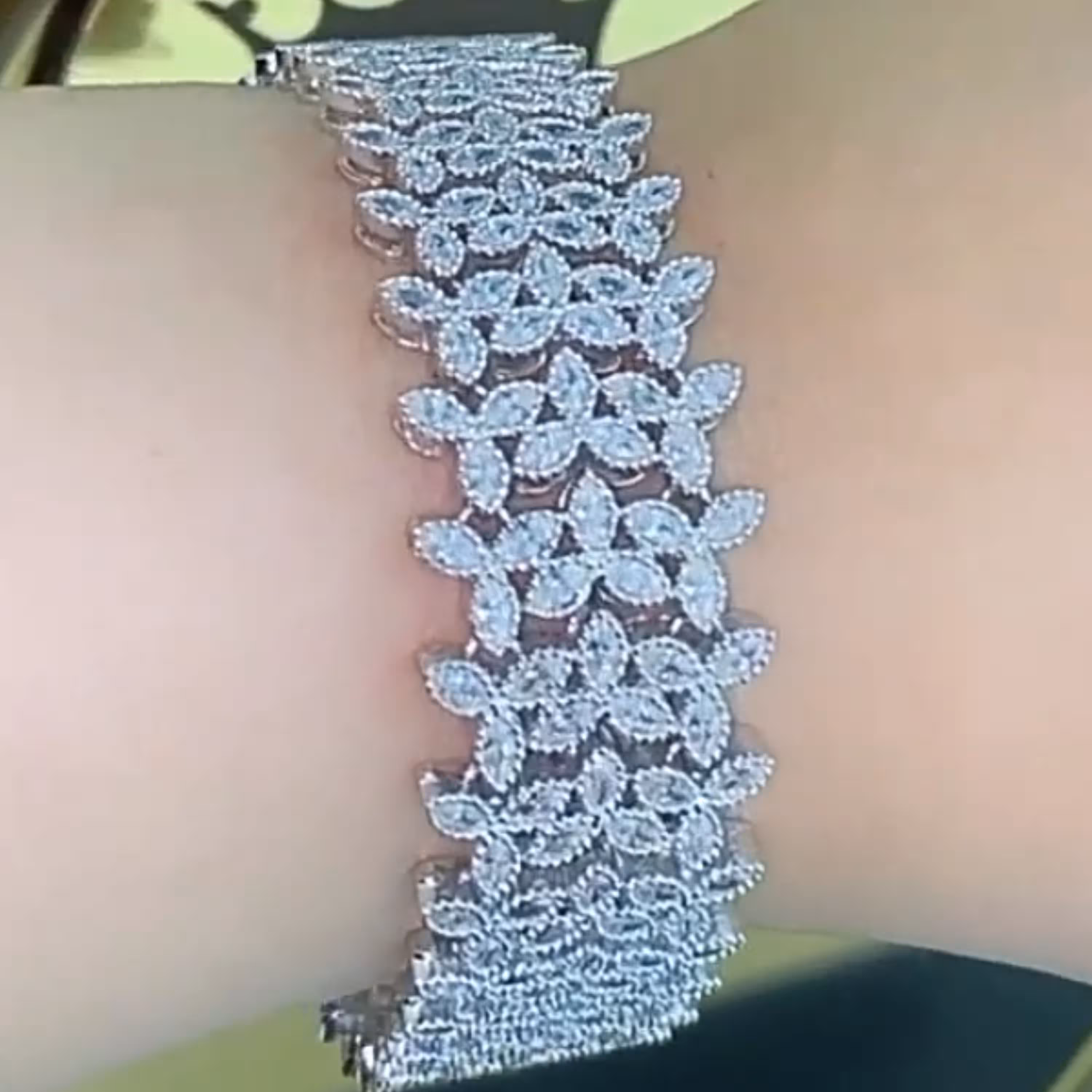 دستبند نگین خور جواهری