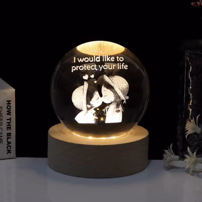 گوی کریستال طرح بوسه عاشقانه قطر 6 سانتی‌متر