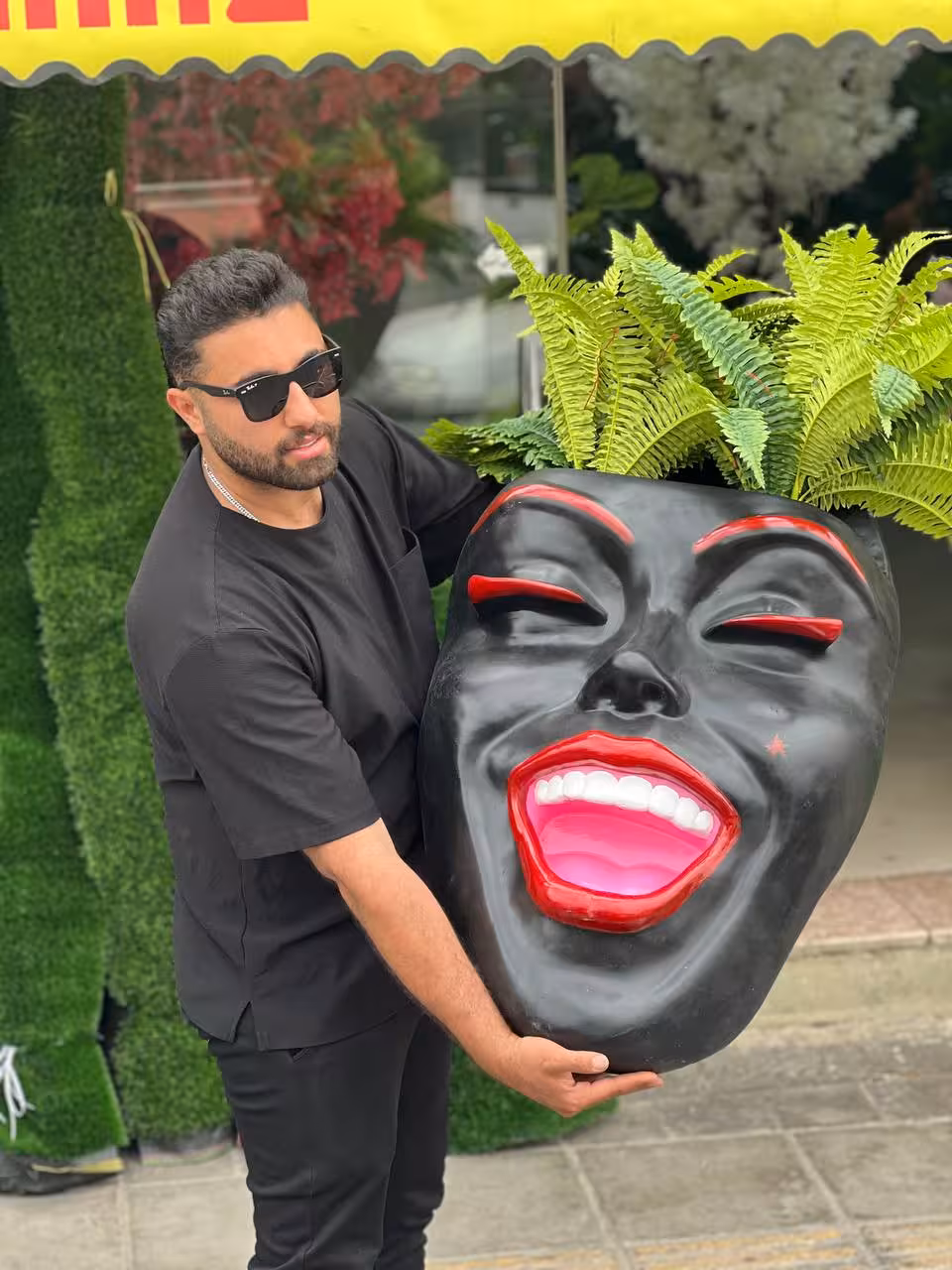 گلدان چهره دیواری مشکی با رژ و پلک و ابرو قرمز