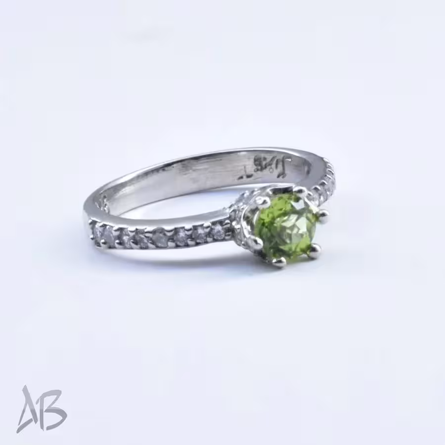 انگشتر نقره زنانه با نگین زبرجد معدنی، رکاب ظریف طرح تاج بسیار زیبا، آقابزرگ کد 348