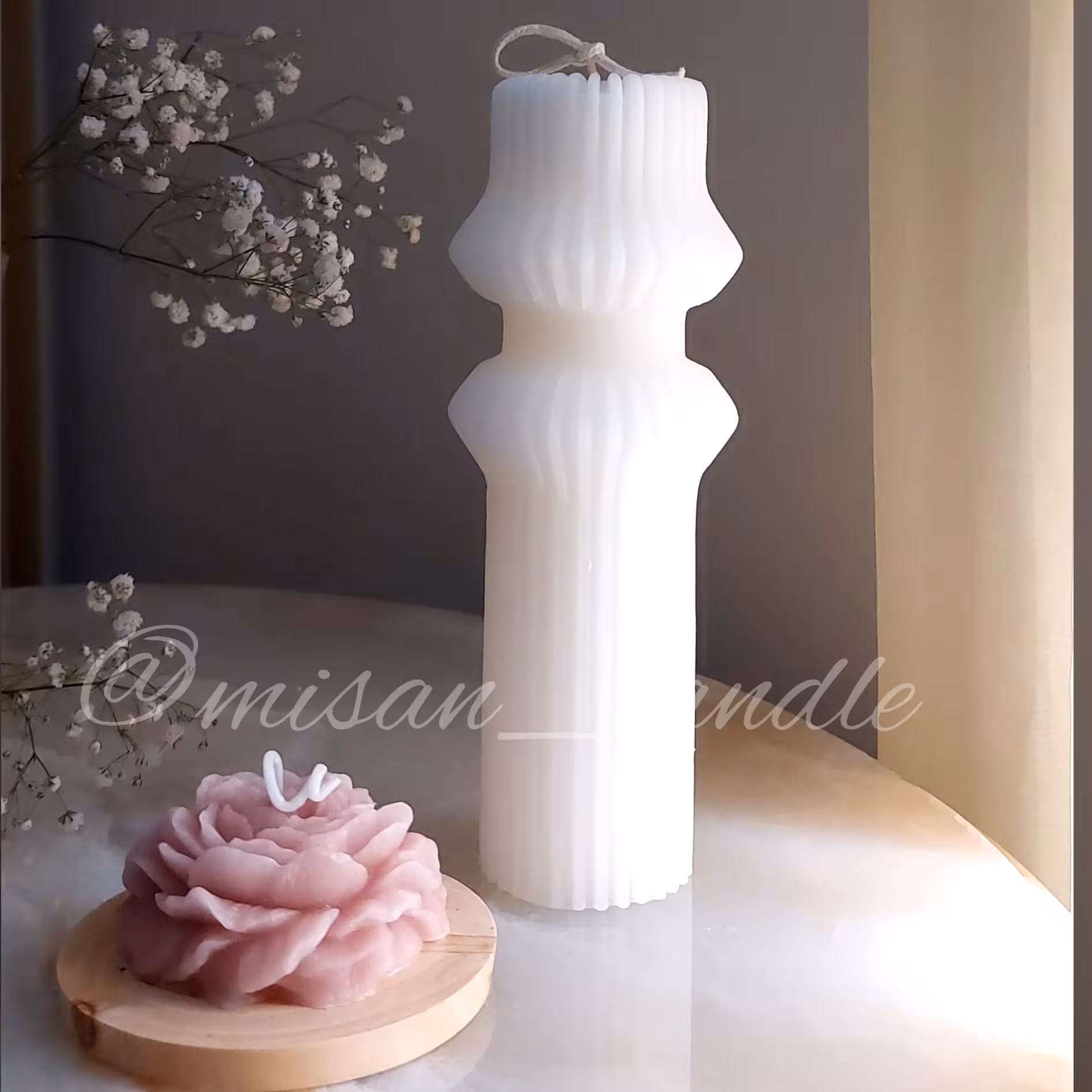 شمع استوانه شیاردار(کمربنددار) و گل الاله