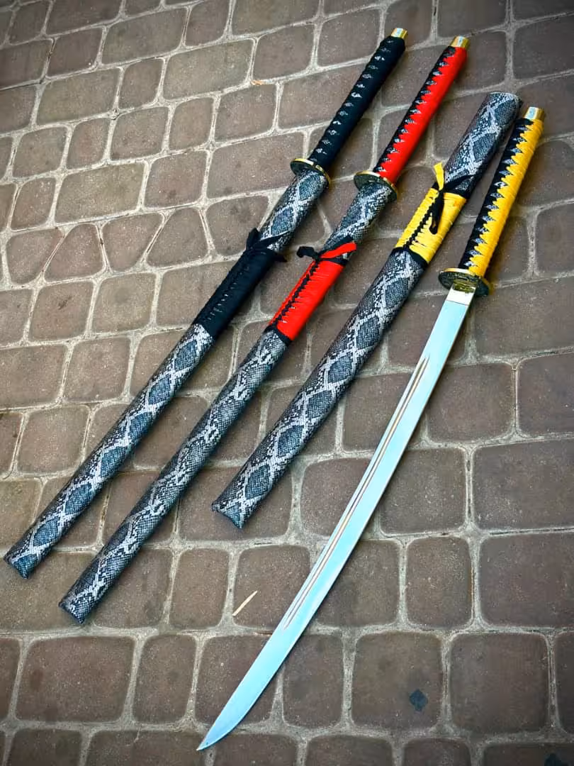 شمشیر سامورایی  کاتانای 8 میل ضخامت  یک تیکه پوست ماری طول کار 100 سانت