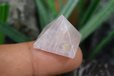 هرم کوارتز صورتی