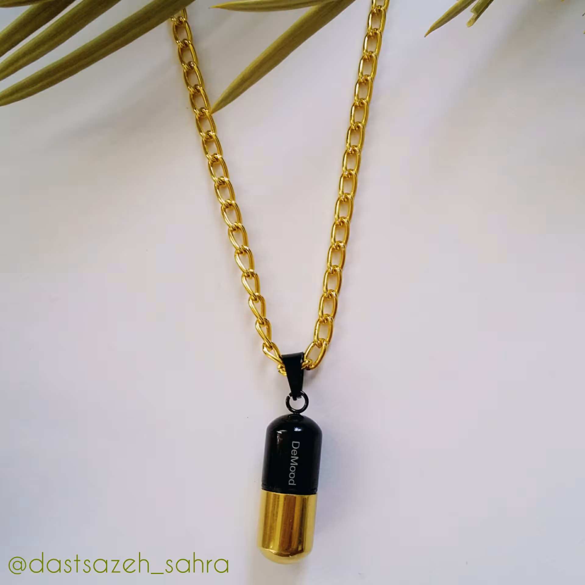 گردنبند طلایی استیل کپسول عشق استیل رنگ ثابت باز شو با زنجیر کارتیر طلایی آلومینیوم رنگ ثابت