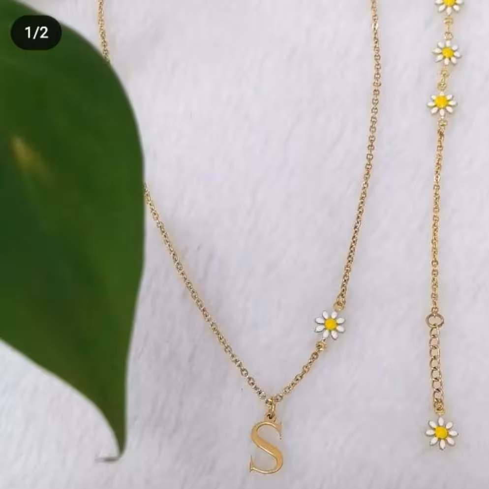ست گردنبند و دستبند حروف با گل بابونه. استیل و رنگ ثابت