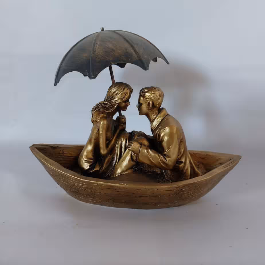 مجسمه های زوج عاشق جنس پلی استر و قابل شستشو ارتفاع حدودی 18 با چتر 32 سانت