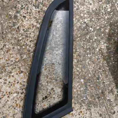 شیشه لچکی روی ستون عقب پراید چپ