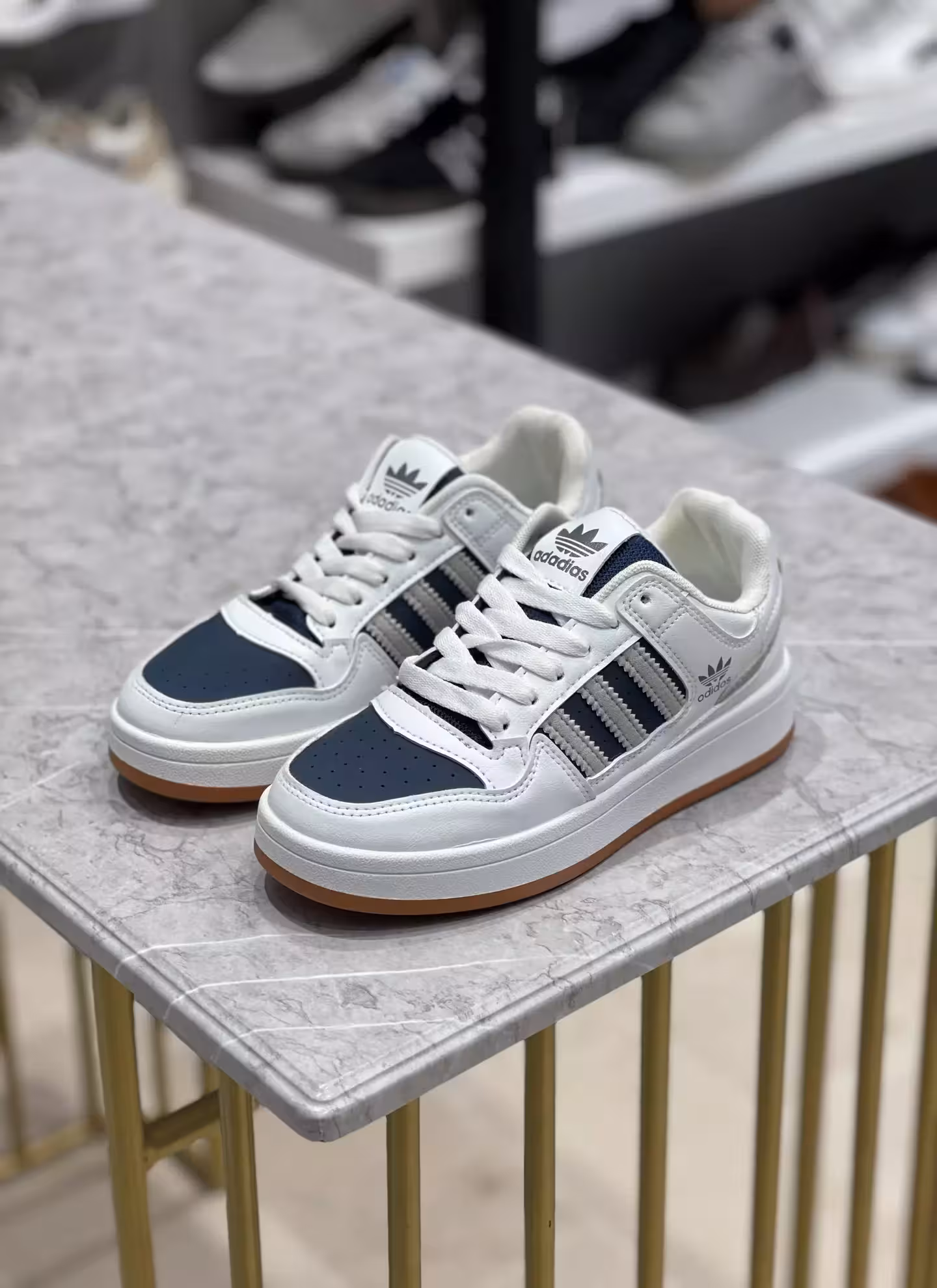 ونس آدیداس زنانه کد M5061 رنگ سفید سورمه ای سایز 38