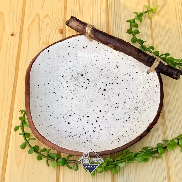 دیس گرد لبه دار سفید طرح نیلوفر