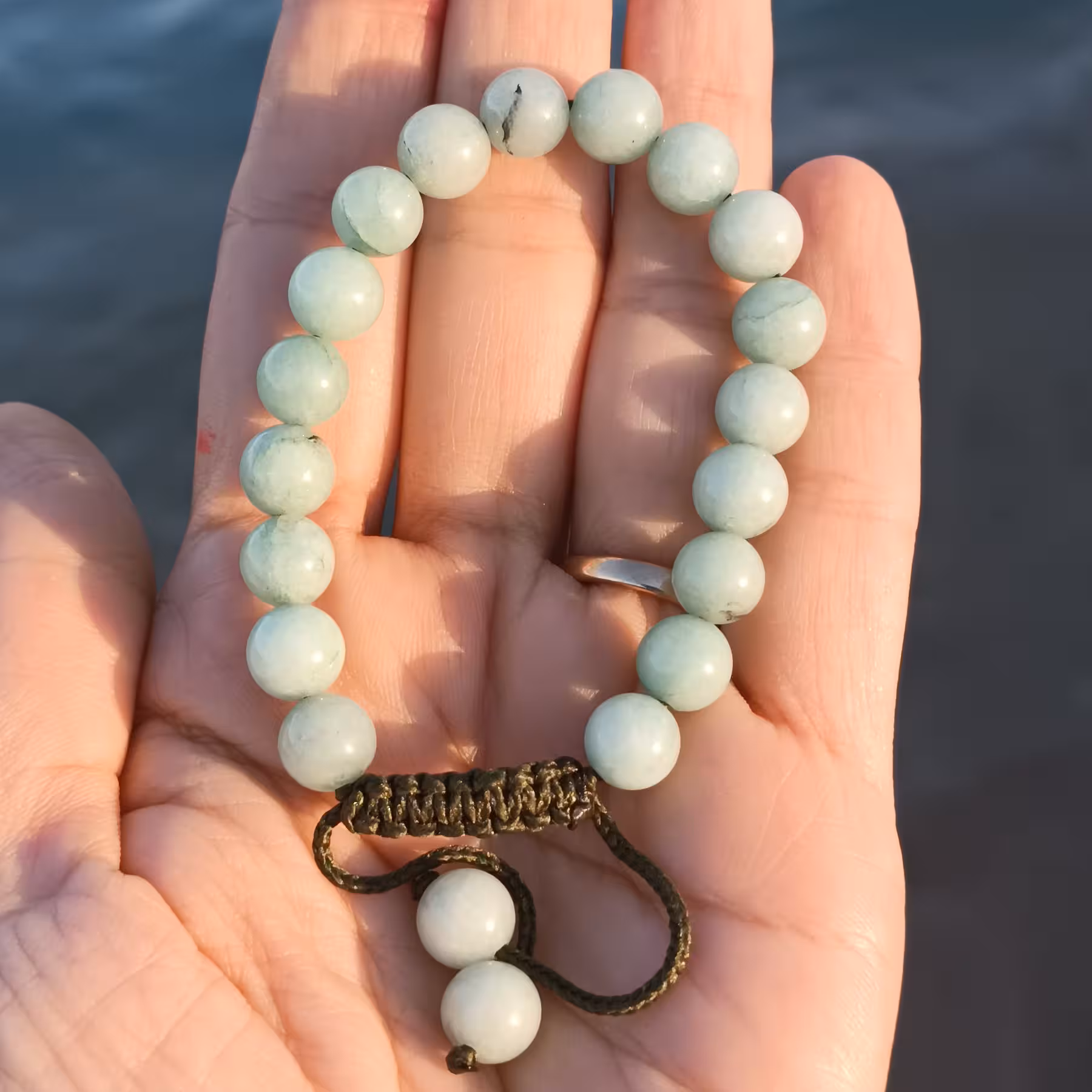 دستبند سنگ اصل اونتورین با کیفیت درجه یک و گره کشویی قابل تنظیم و امکان تبدیل به بند کشی در صورت تمایل شما 
