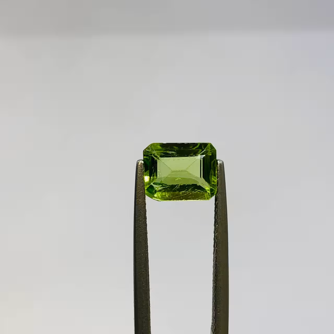 نگین زبرجد اصل آفریقا سایز 9*7 تراش امرالد