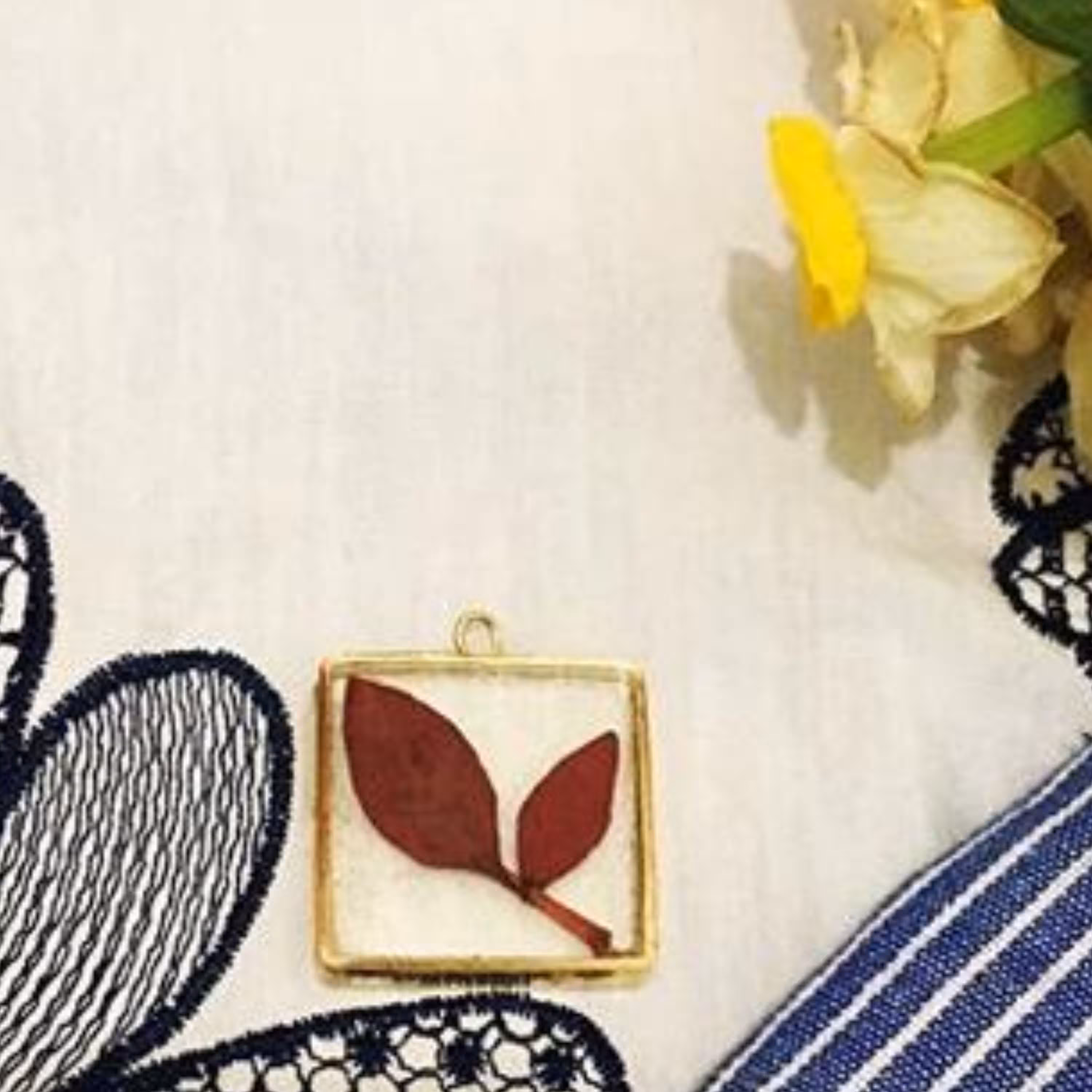 گردبند رزینی برگ سرخ