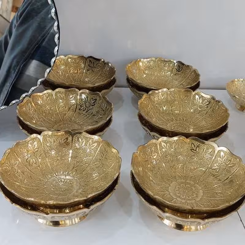 کاسه برنجی طرح گل دو رو قلم کاری 12 سانت شش عددی
