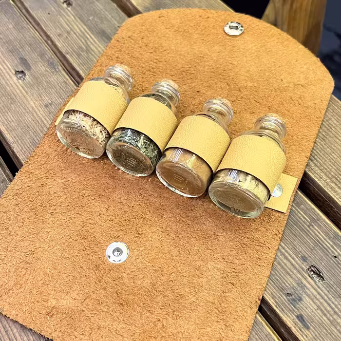 پک جاادویه ای سفری مدل تیکت در بسته های چرمی چهارتایی با شیشه های سایز کوچک(15گرمی)