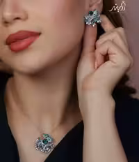 💍نیم ست جواهری بانگين های زمردی (گردنبند و گوشواره ) خاص و زیبا ، نقره عیار 925( N_4393)