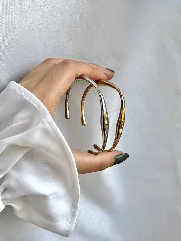 بنگل استیل زنانه ومردانه طرح دفرمه فری سایز رنگبندی طلایی و نقره ای