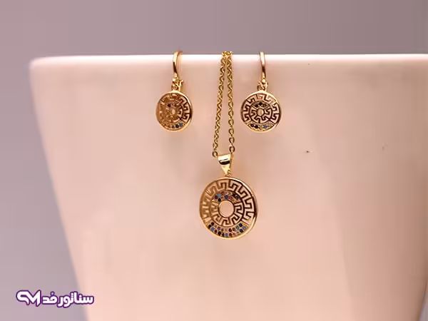 نیم ست ورساچ طلایی N8137