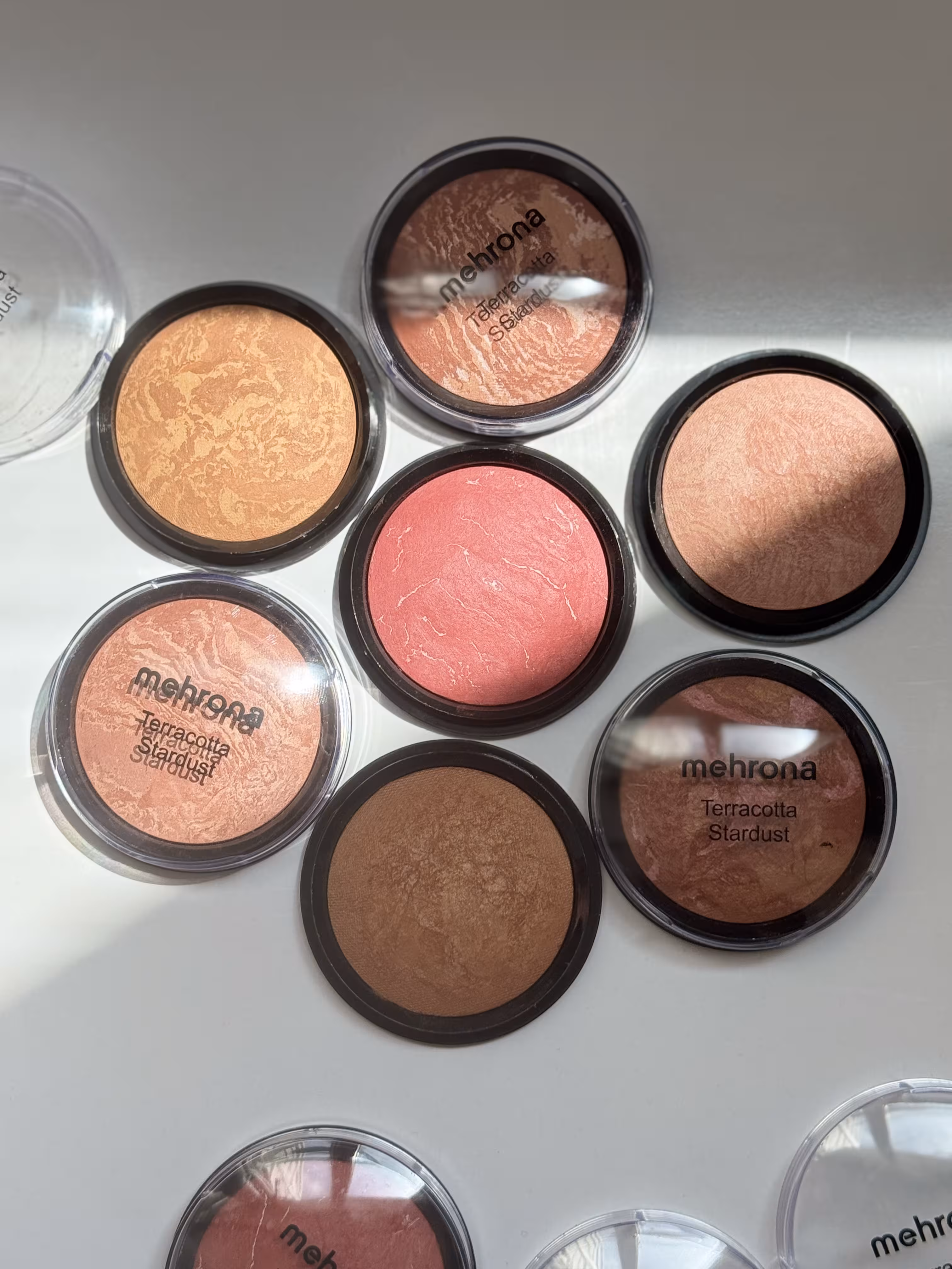 رژگونه ابروبادی ترکیبی برند مهرونا دارای سیب سلامت با کیفیت و پیگمنت بالا در 8رنگ جذاب کابردی